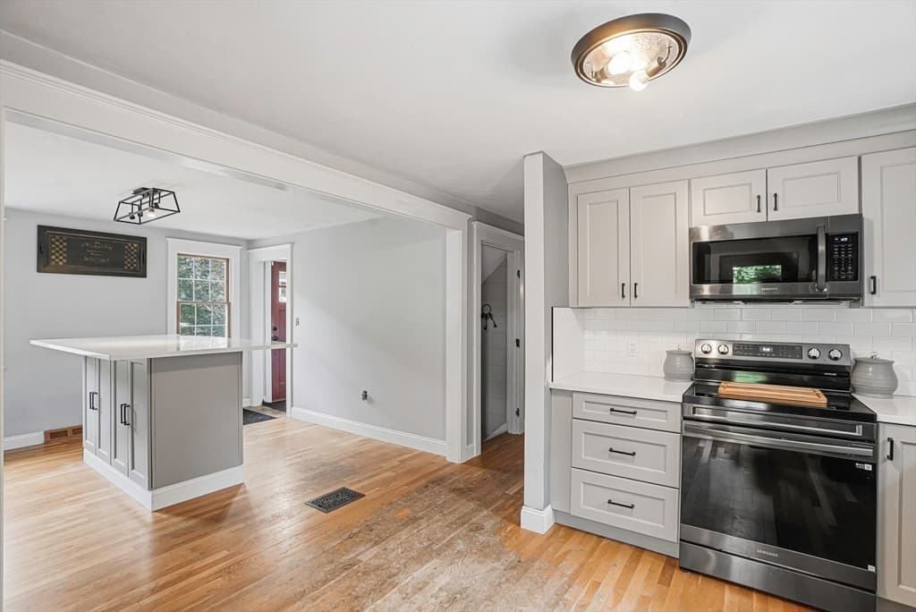 Single Family Residence at 4 Shawkemo Path, Franklin MA 02038, photo 9 of 22