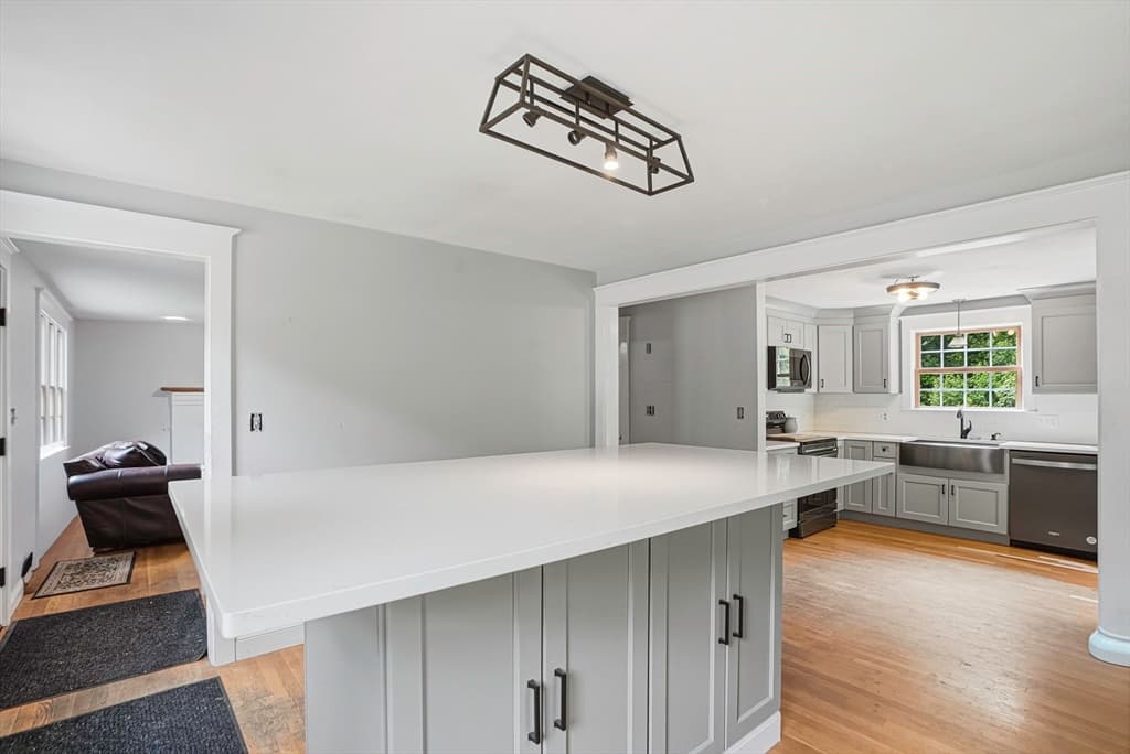 Single Family Residence at 4 Shawkemo Path, Franklin MA 02038, photo 10 of 22