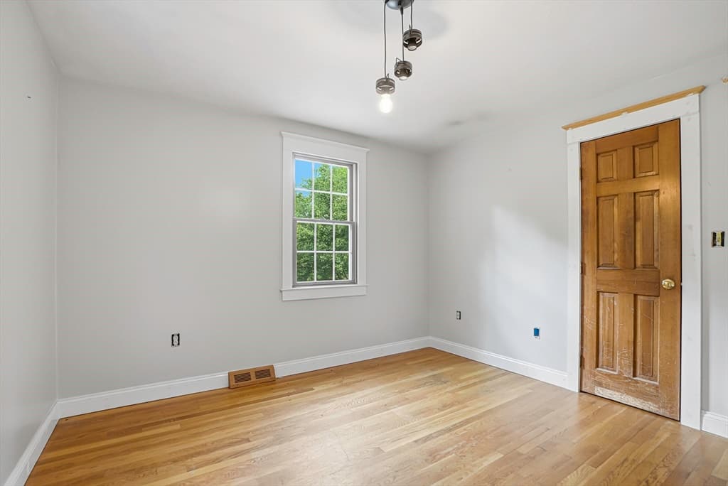 Single Family Residence at 4 Shawkemo Path, Franklin MA 02038, photo 14 of 22