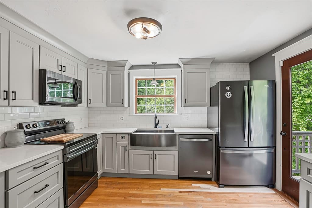 Single Family Residence at 4 Shawkemo Path, Franklin MA 02038, photo 8 of 22