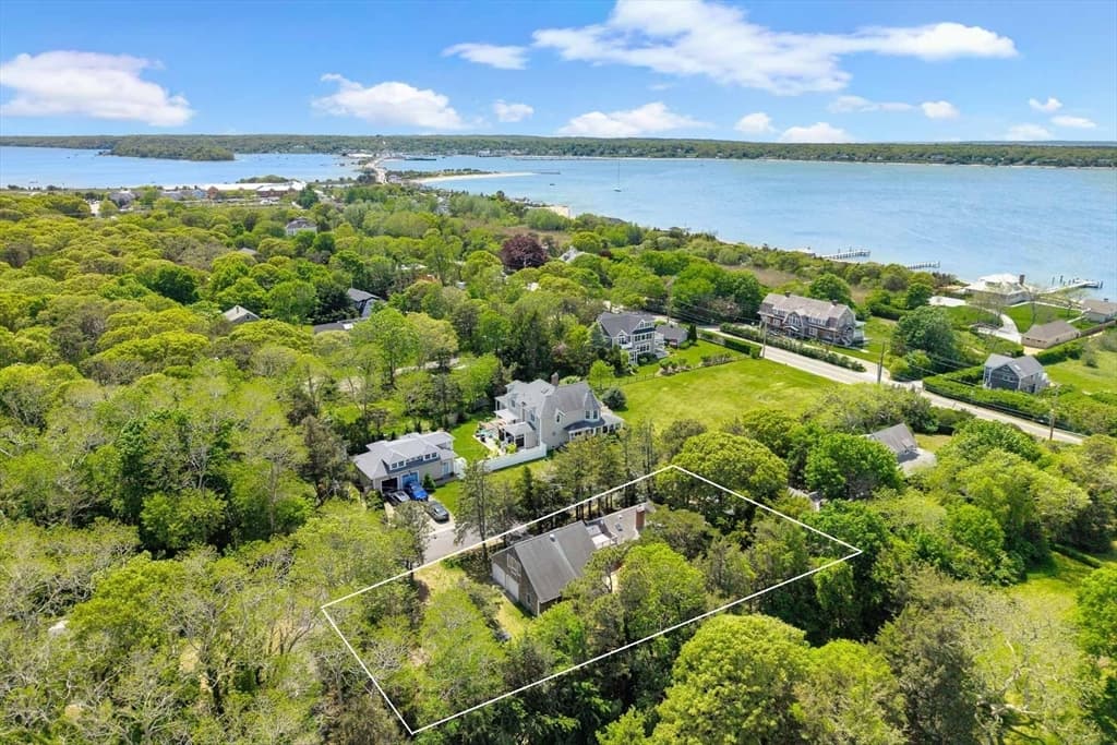 3 Troy Street, Oak Bluffs MA 02557