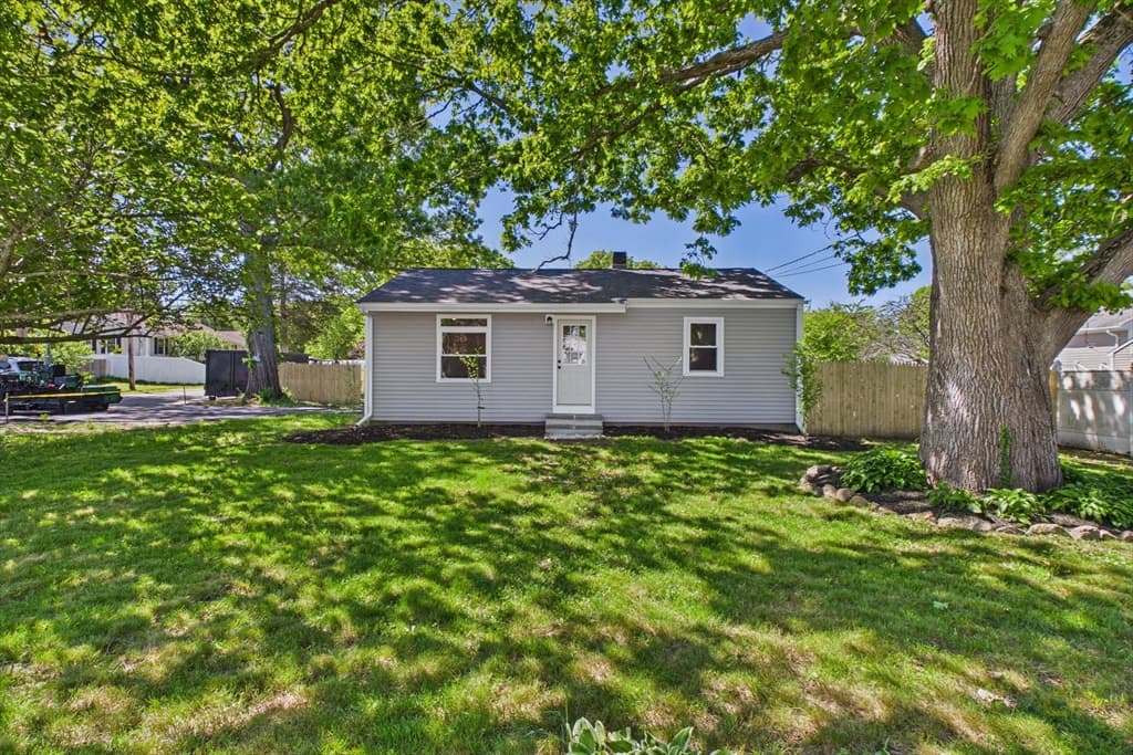 44 Wing Rd, Acushnet MA 02743