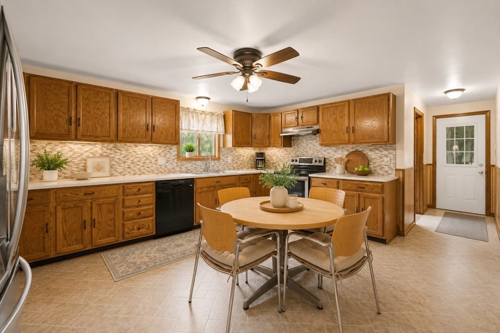 Single Family Residence at 1805 Oak Grove Dr, Dighton MA 02764, Dighton, photo 7 of 40