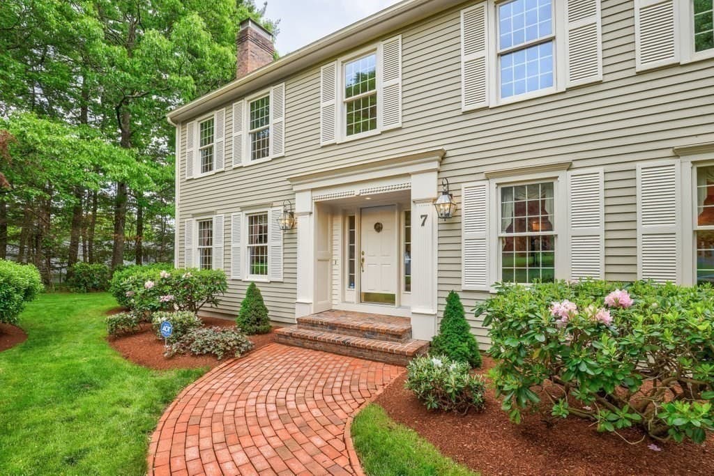7 Village Green Ln, Holden MA 01520