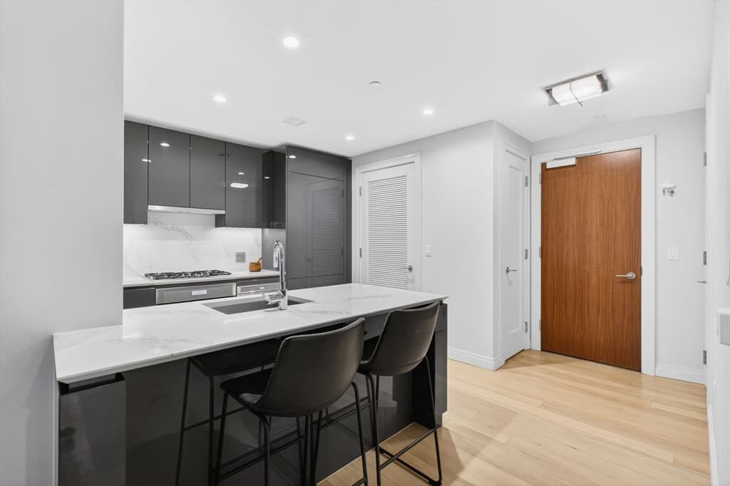 Condominium at 133 Seaport Blvd # 1517, Boston MA 02210, photo 22 of 34