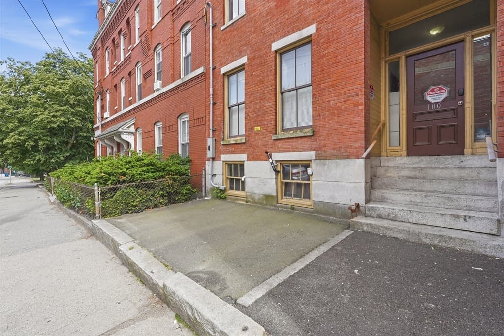 100 Appleton St, Lowell MA 01852 photo 4
