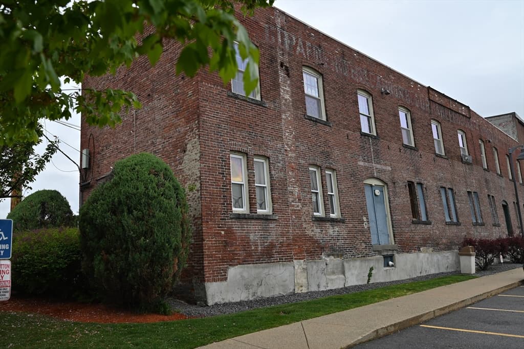 590 Dutton St, Lowell MA 01854 photo 5