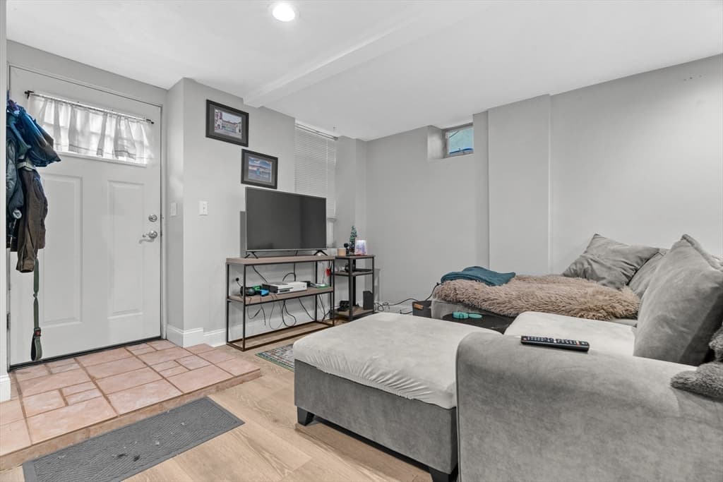 Condominium at 314 W 4th # 1, Boston MA 02127, Boston, photo 6 of 12