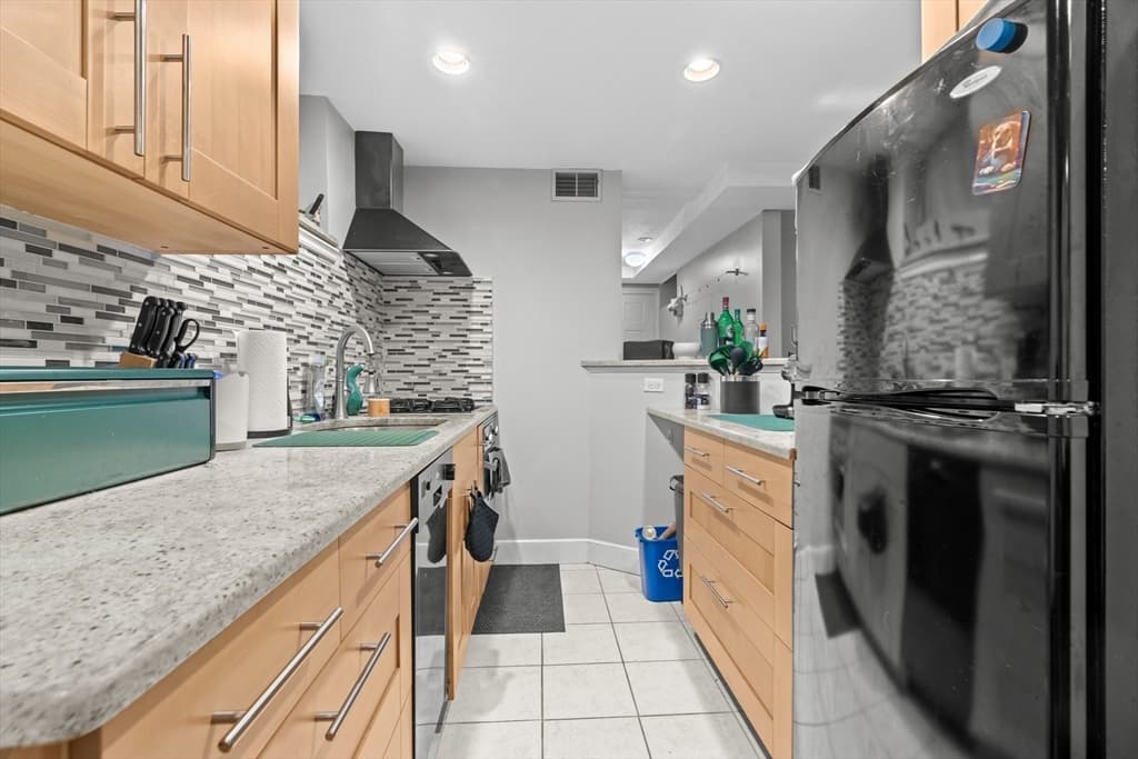 Condominium at 314 W 4th # 1, Boston MA 02127, Boston, photo 9 of 12