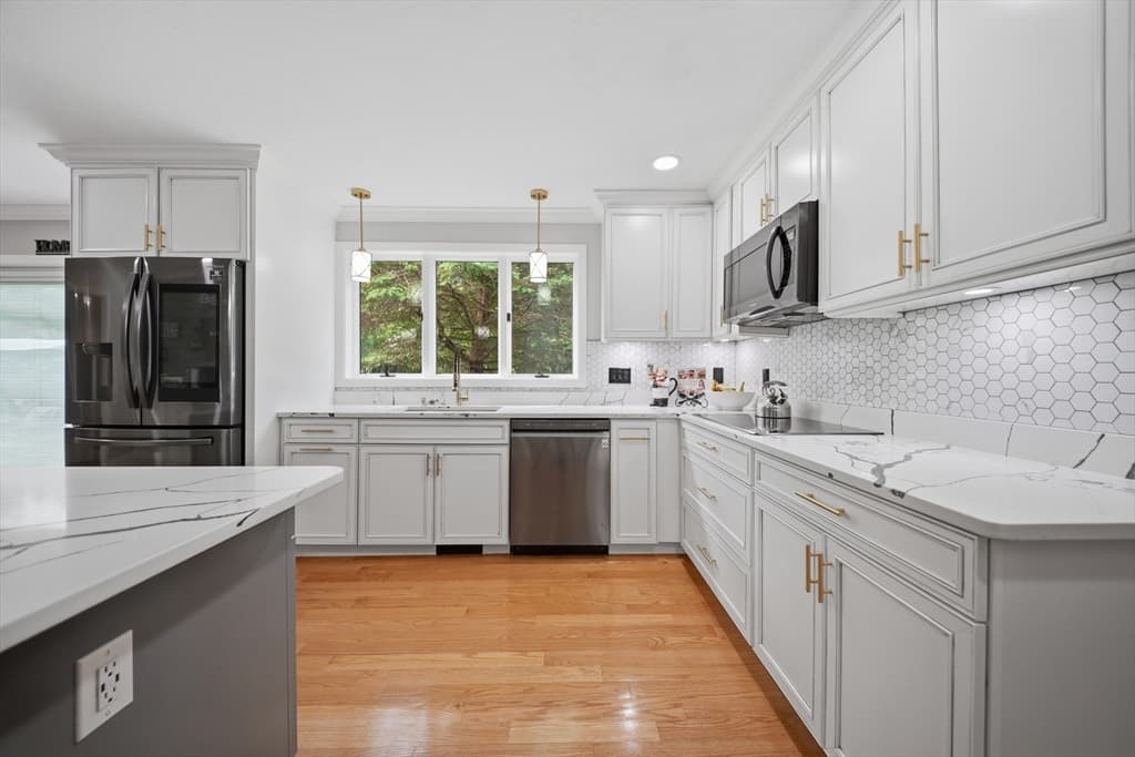 Single Family Residence at 18 Stone Post Rd, Salem NH 03079, Salem, photo 8 of 42