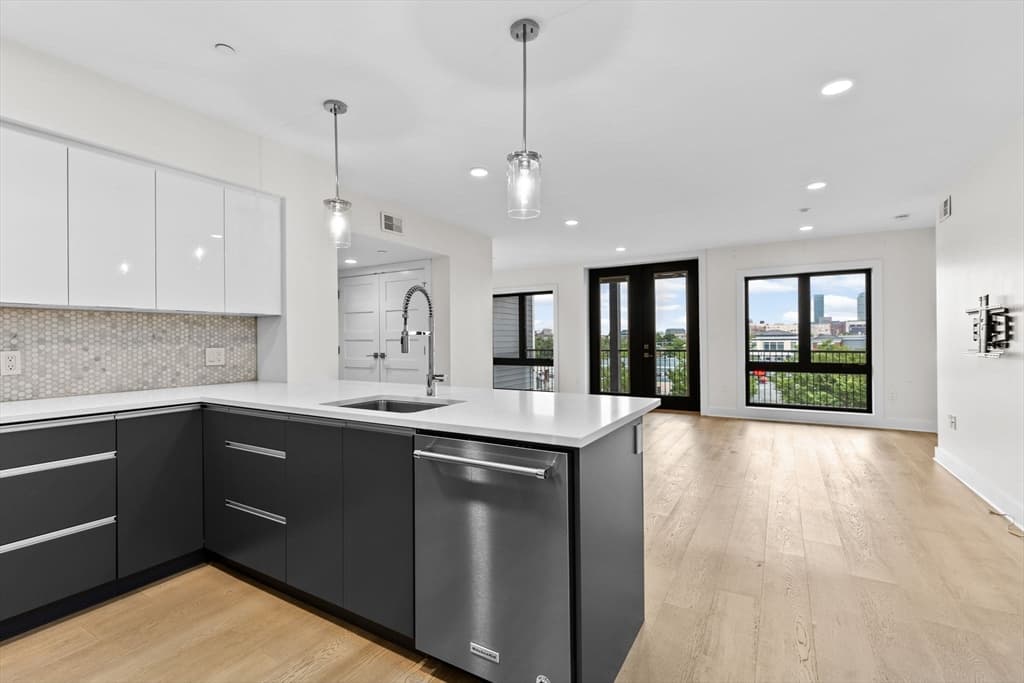 Condominium at 85 Willow Ct # 302, Boston MA 02125, Boston, photo 6 of 31