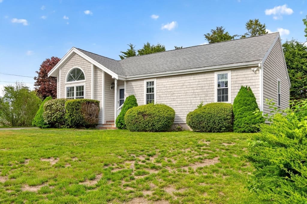 Single Family Residence at 27 Bellavista Dr, Bourne MA 02559, photo 2 of 40