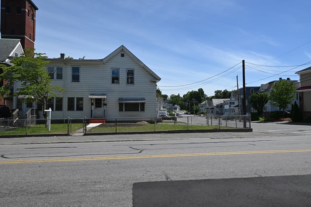 89 Mammoth Rd, Lowell MA 01854 photo 3
