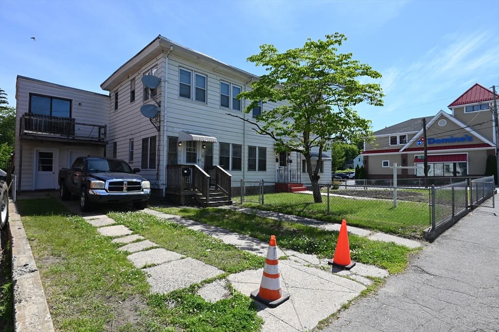 89 Mammoth Rd, Lowell MA 01854