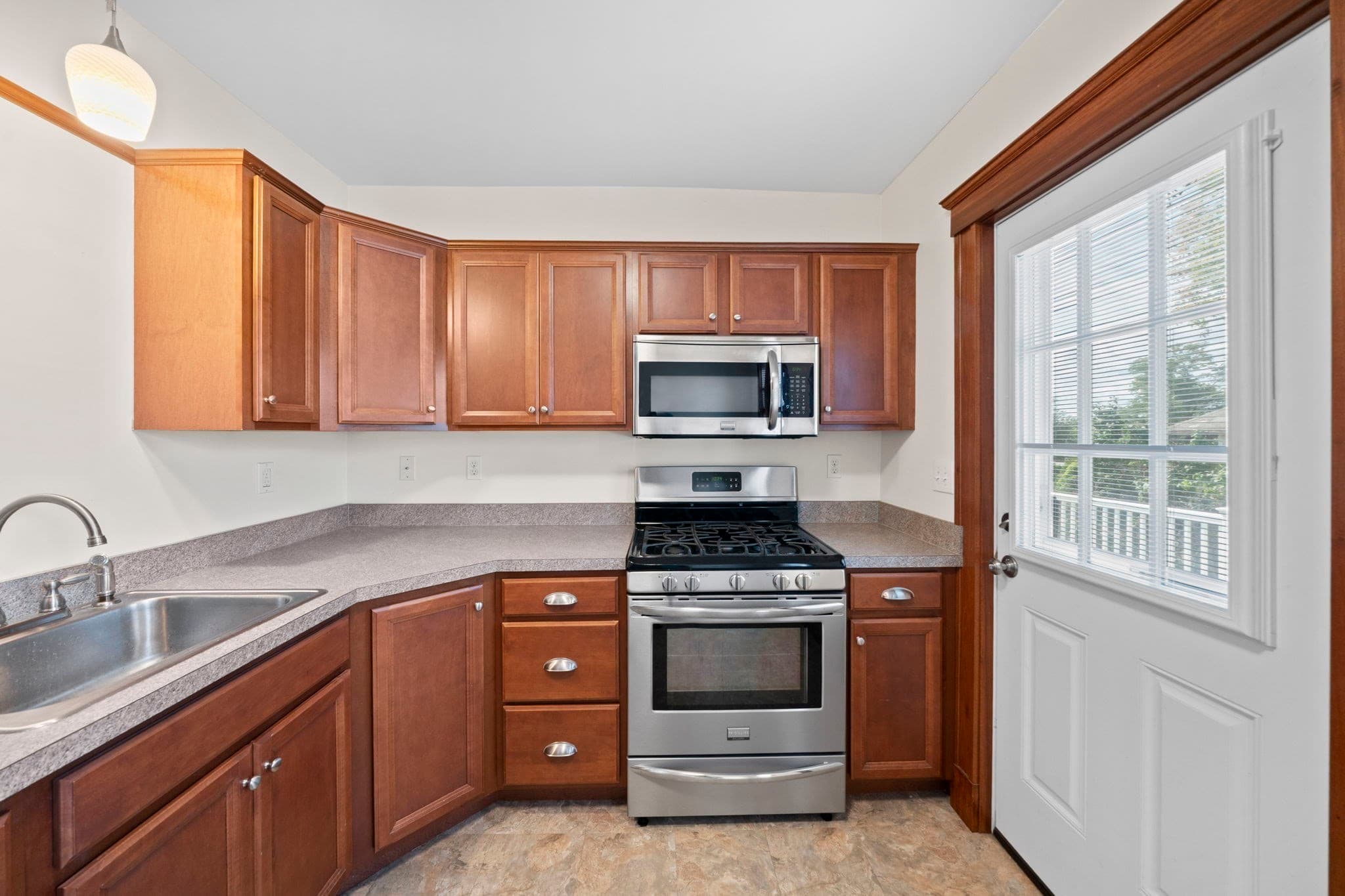 2 Family - 2 Units Up/Down at 35 Manomet Rd, Weymouth MA 02191, Weymouth, photo 13 of 42