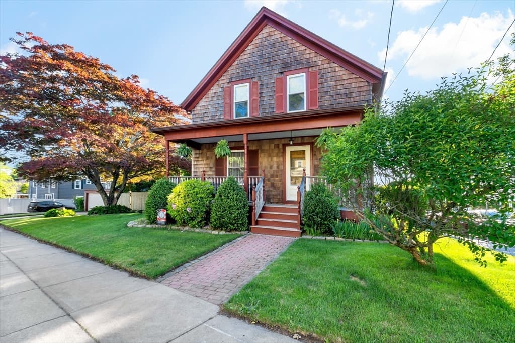 1984 Robeson St, Fall River MA 02720