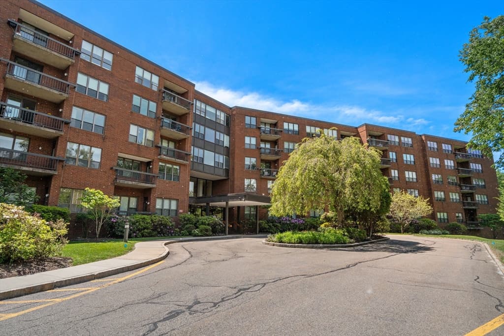 210 Nahanton St # 219, Newton MA 02459