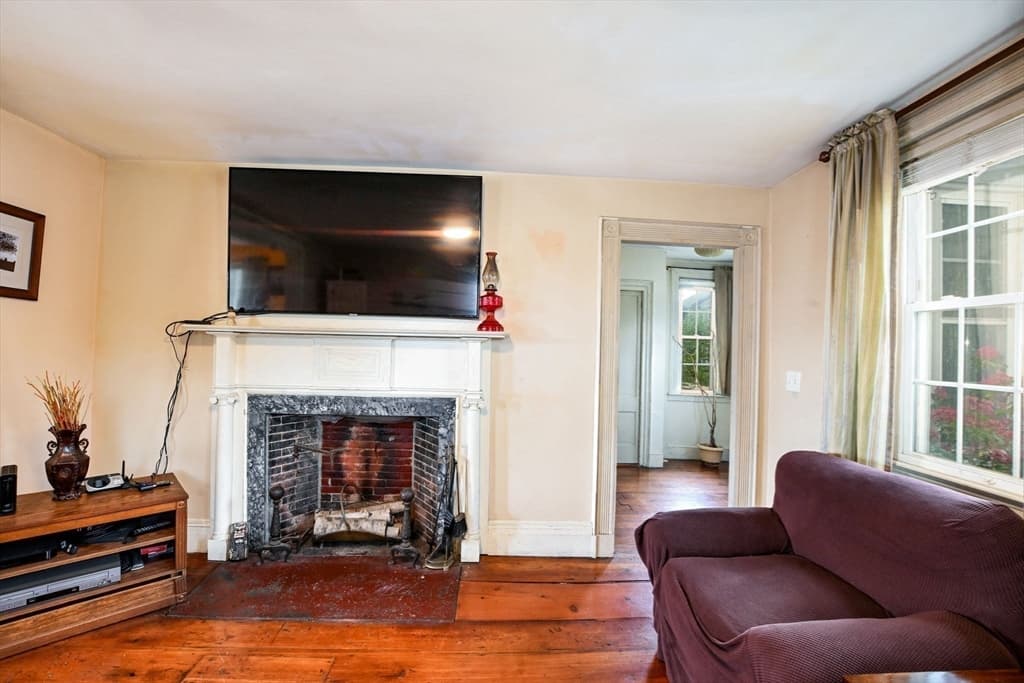 Single Family Residence at 16 Middle St, Fairhaven MA 02719, photo 10 of 34