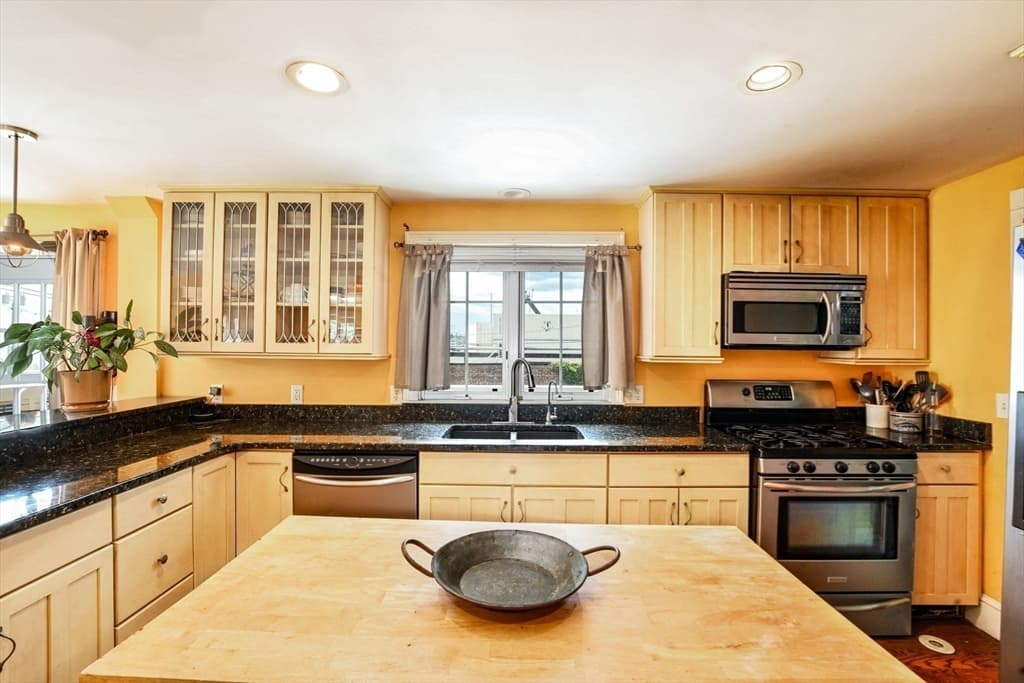 Single Family Residence at 16 Middle St, Fairhaven MA 02719, photo 8 of 34