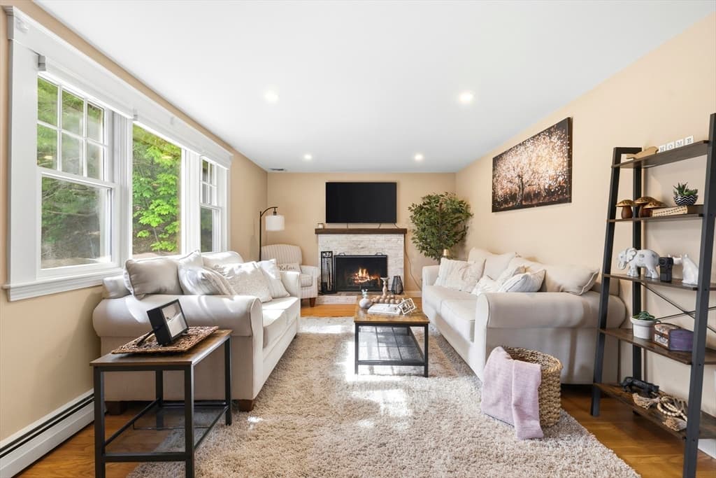 Single Family Residence at 34 Washington Ave, Burlington MA 01803, Burlington, photo 2 of 27