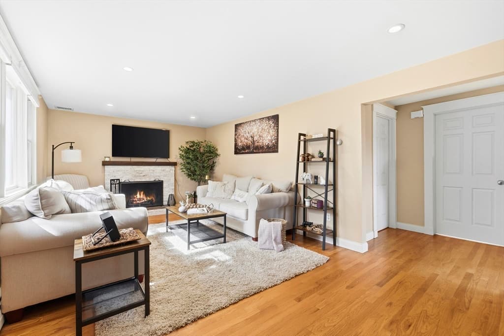 Single Family Residence at 34 Washington Ave, Burlington MA 01803, Burlington, photo 3 of 27