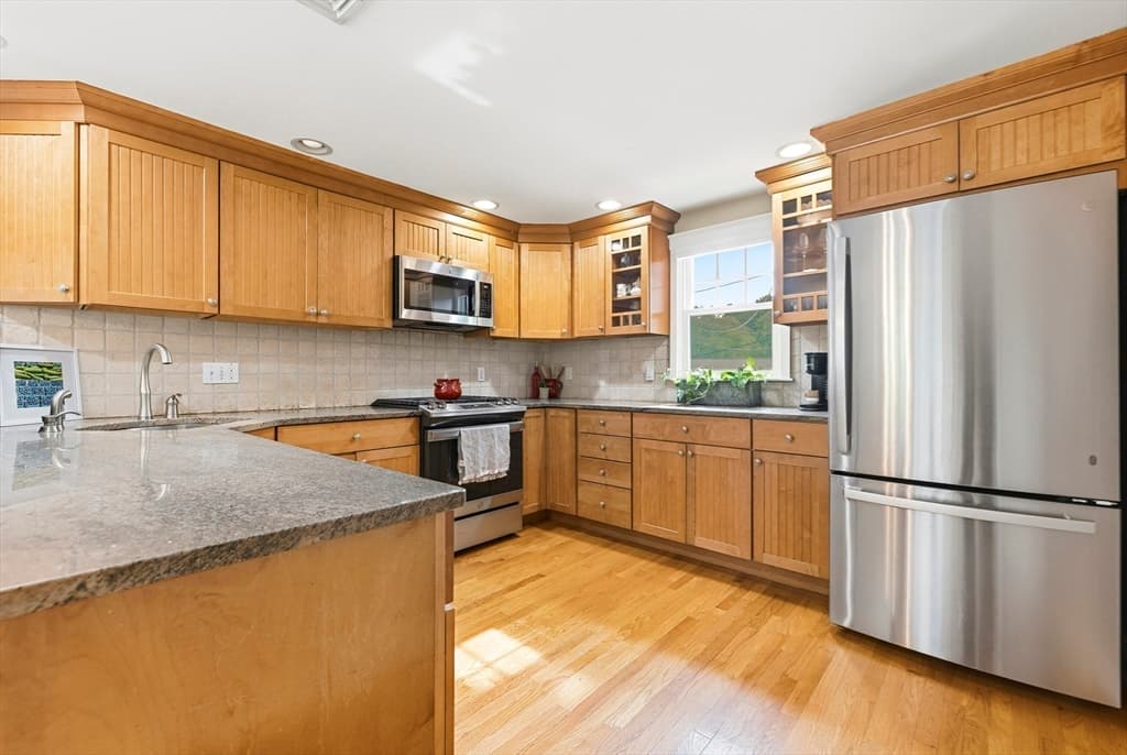 Single Family Residence at 34 Washington Ave, Burlington MA 01803, Burlington, photo 8 of 27