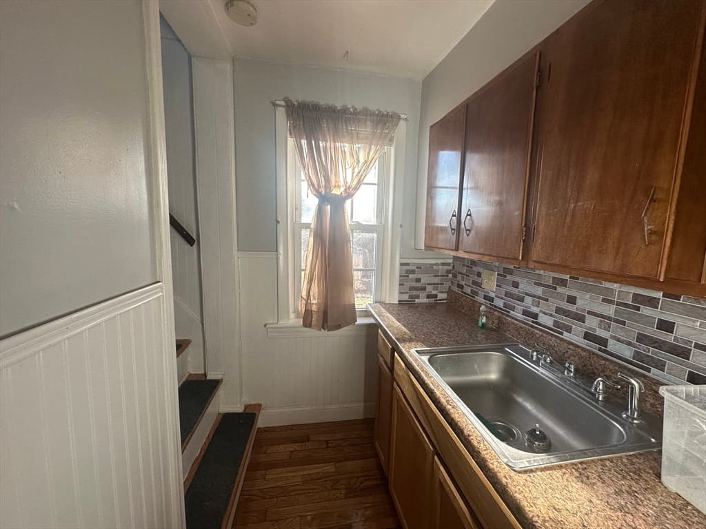 Single Family Residence at 1 Eames Ave, Worcester MA 01603, photo 6 of 24