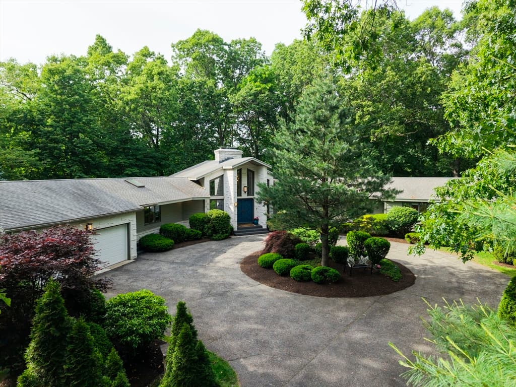 550 Wolf Swamp, Longmeadow MA 01106