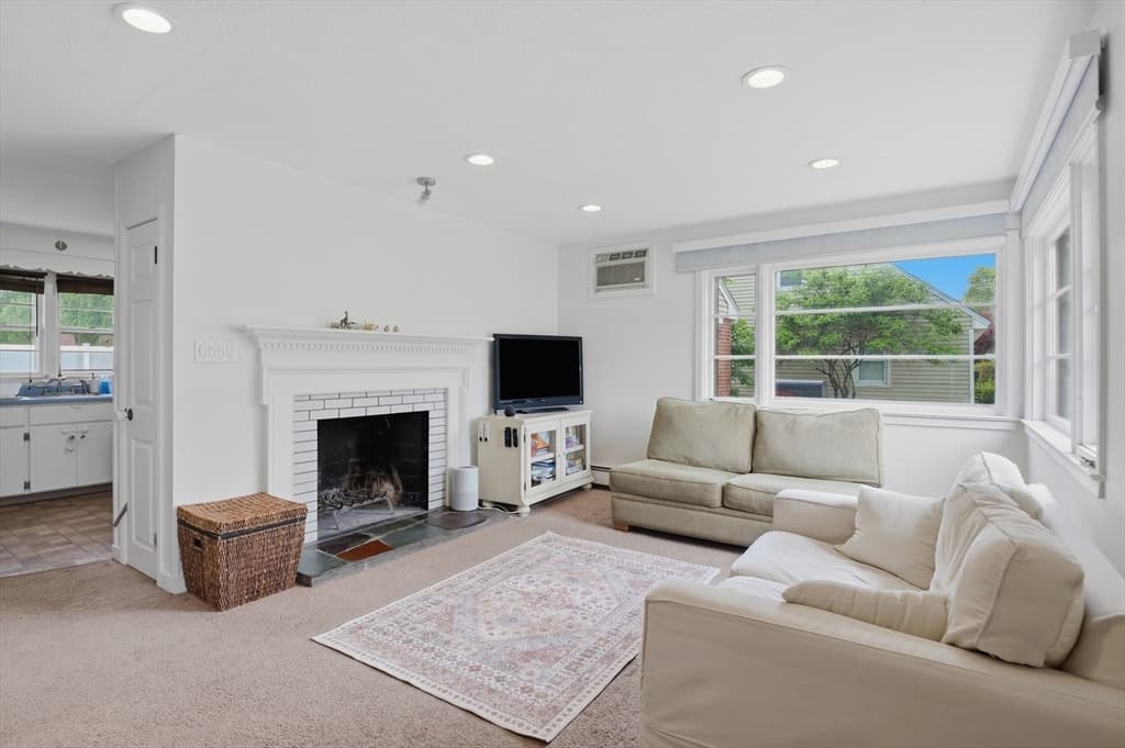 Single Family Residence at 30 Bellridge Drive, Shrewsbury MA 01545, photo 7 of 35