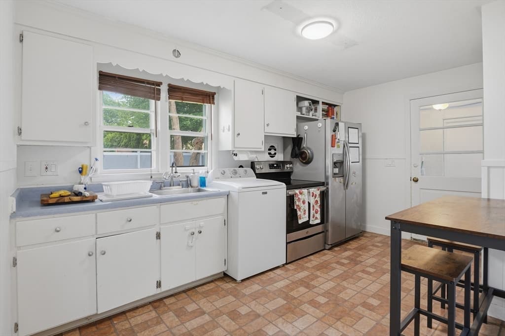 Single Family Residence at 30 Bellridge Drive, Shrewsbury MA 01545, photo 8 of 35