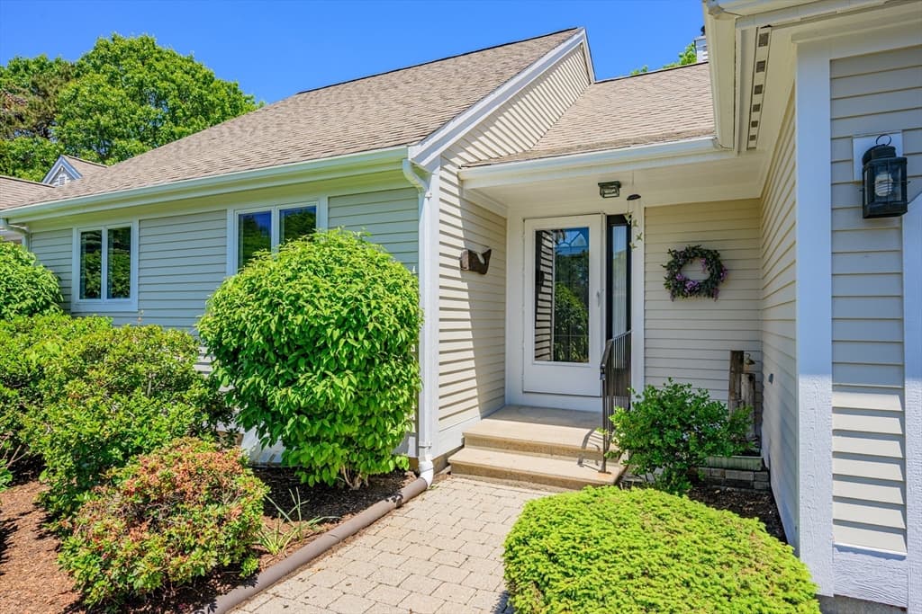 1 Sandview Ter # 1, Mashpee MA 02649