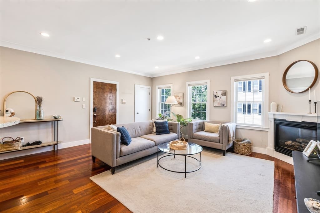 Condominium at 109 D St # 4, Boston MA 02127, Boston, photo 2 of 14