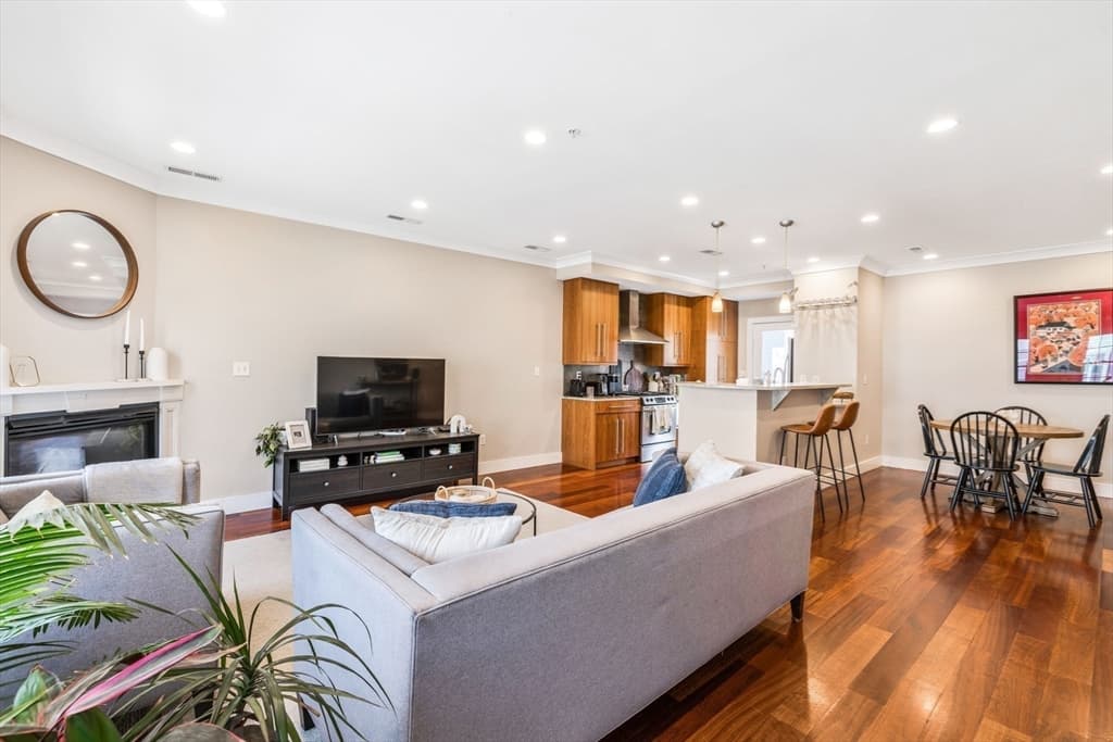 Condominium at 109 D St # 4, Boston MA 02127, Boston, photo 6 of 14