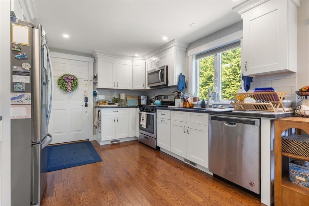3 Family at 67-71 North St, Hingham MA 02043, photo 15 of 38