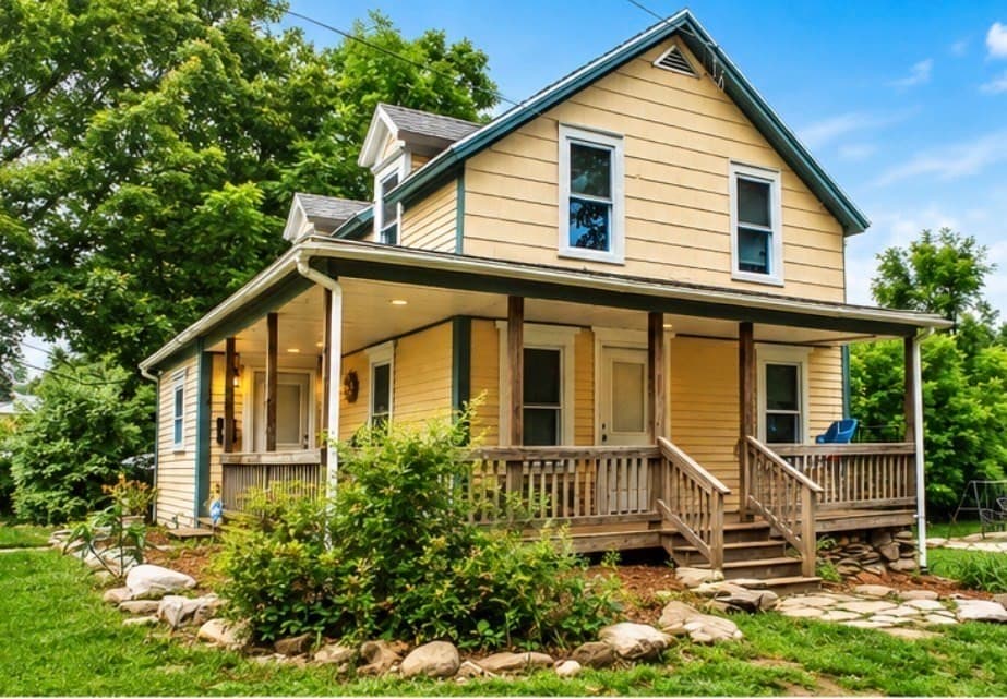 138 Charlton St, Southbridge MA 01550 photo 2