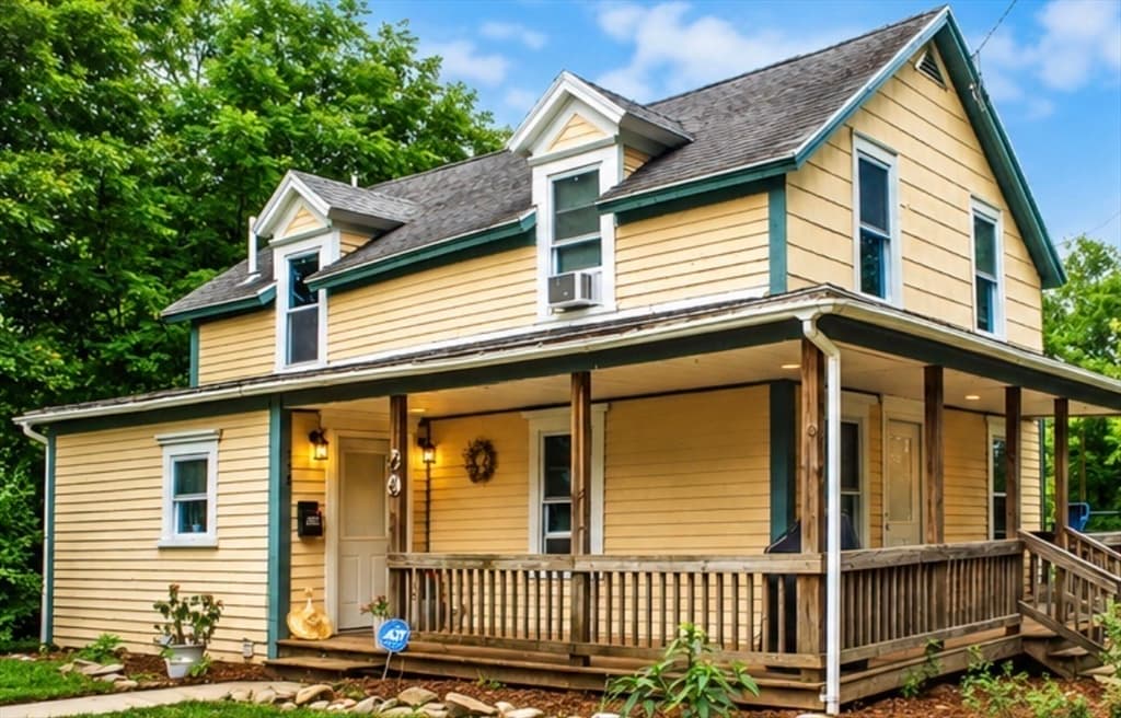 138 Charlton St, Southbridge MA 01550