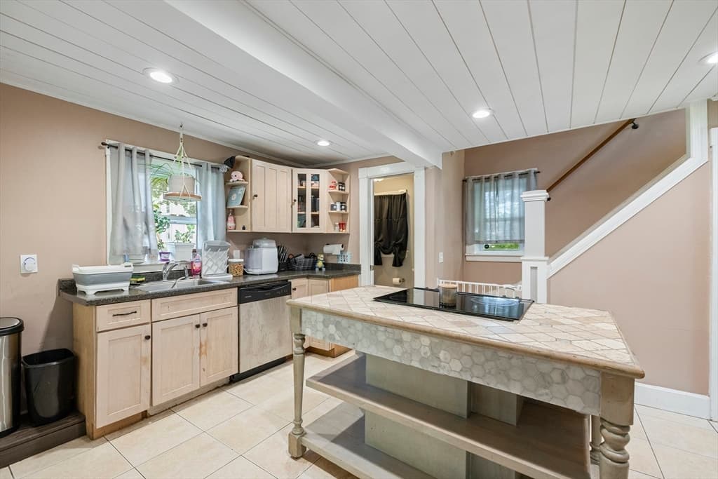 138 Charlton St, Southbridge MA 01550 photo 5