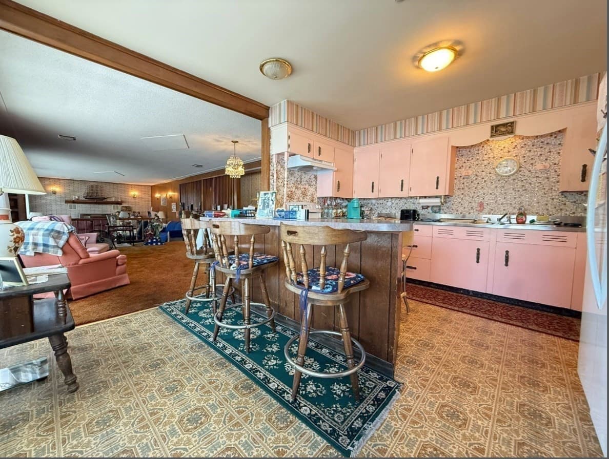 Residential at 20 Indian Point Rd, Webster MA 01570, photo 4 of 11