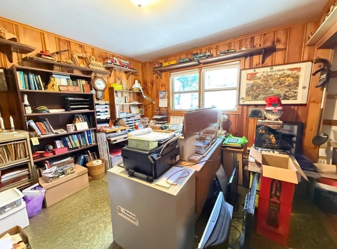 Residential at 20 Indian Point Rd, Webster MA 01570, photo 8 of 11