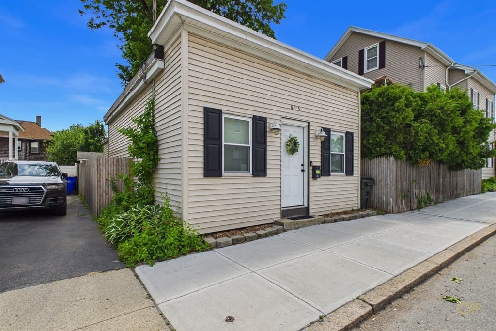 615 Robeson St, Fall River MA 02720