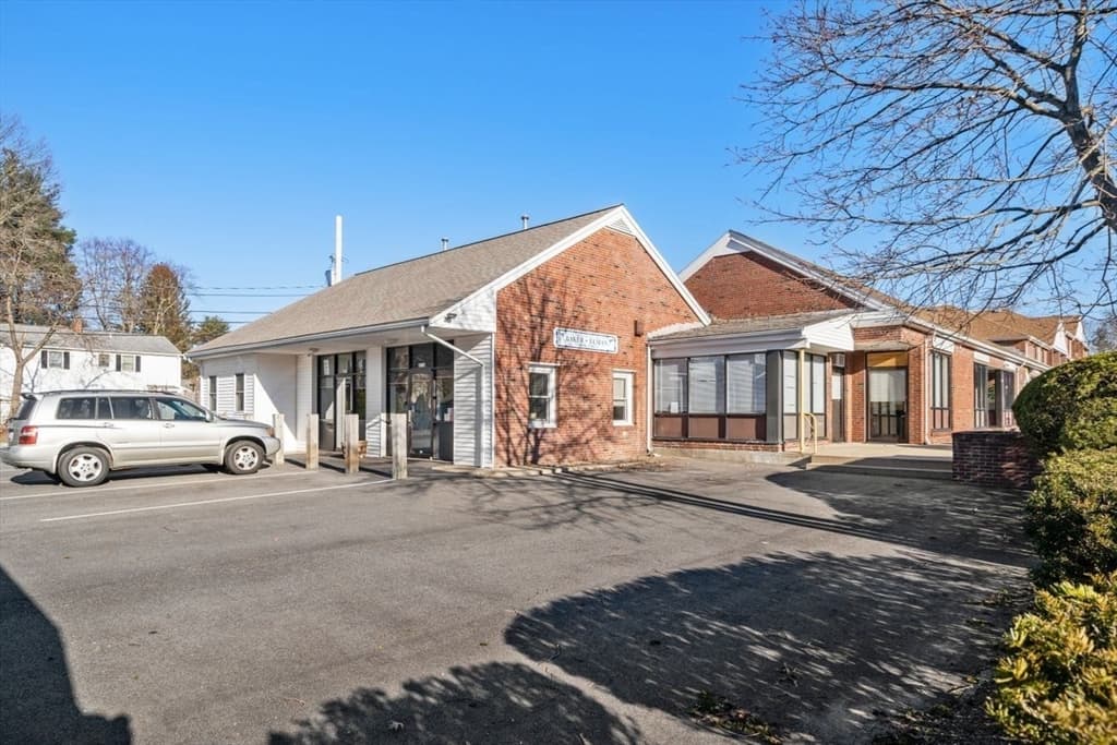 655 Saw Mill Brook Pkwy, Newton MA 02459