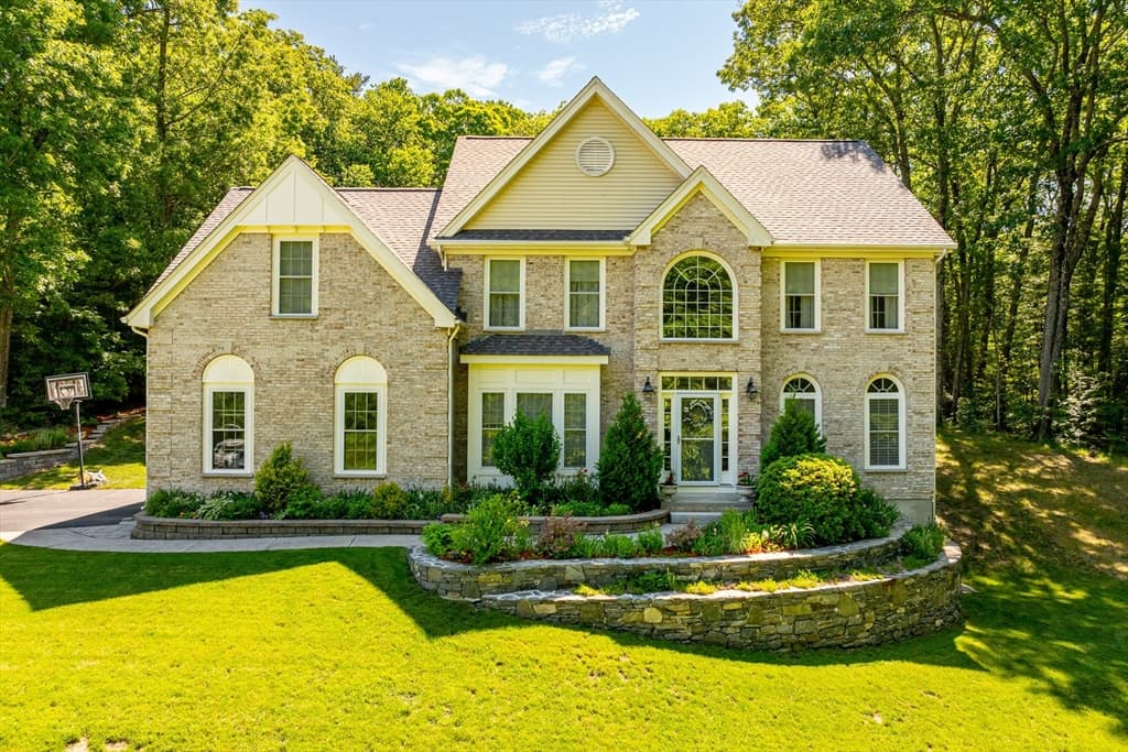 34 Beechwood Cir, Northborough MA 01532