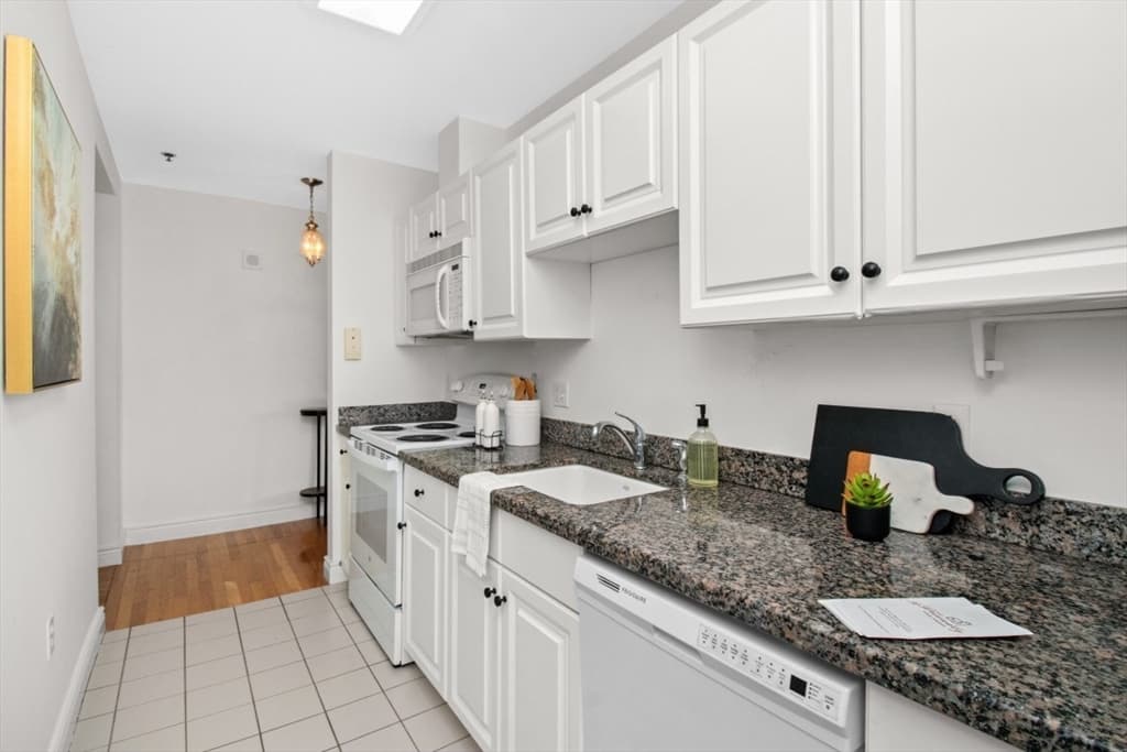 Condominium at 10 Charlesgate E # 302, Boston MA 02215, photo 12 of 27
