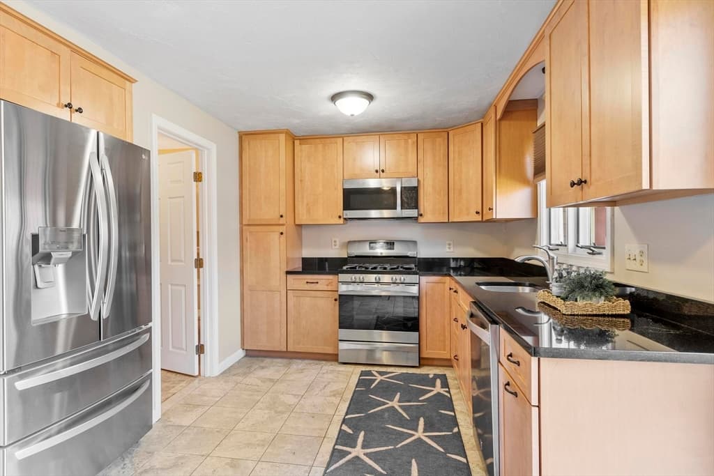 Condominium at 52 Heritage Dr # 52, Tewksbury MA 01876, photo 5 of 30
