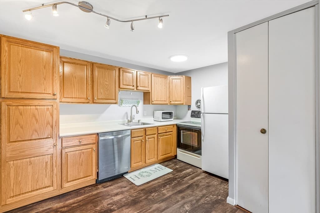 Condominium at 7 Glen Ave # 11, Chelmsford MA 01824, Chelmsford, photo 5 of 14