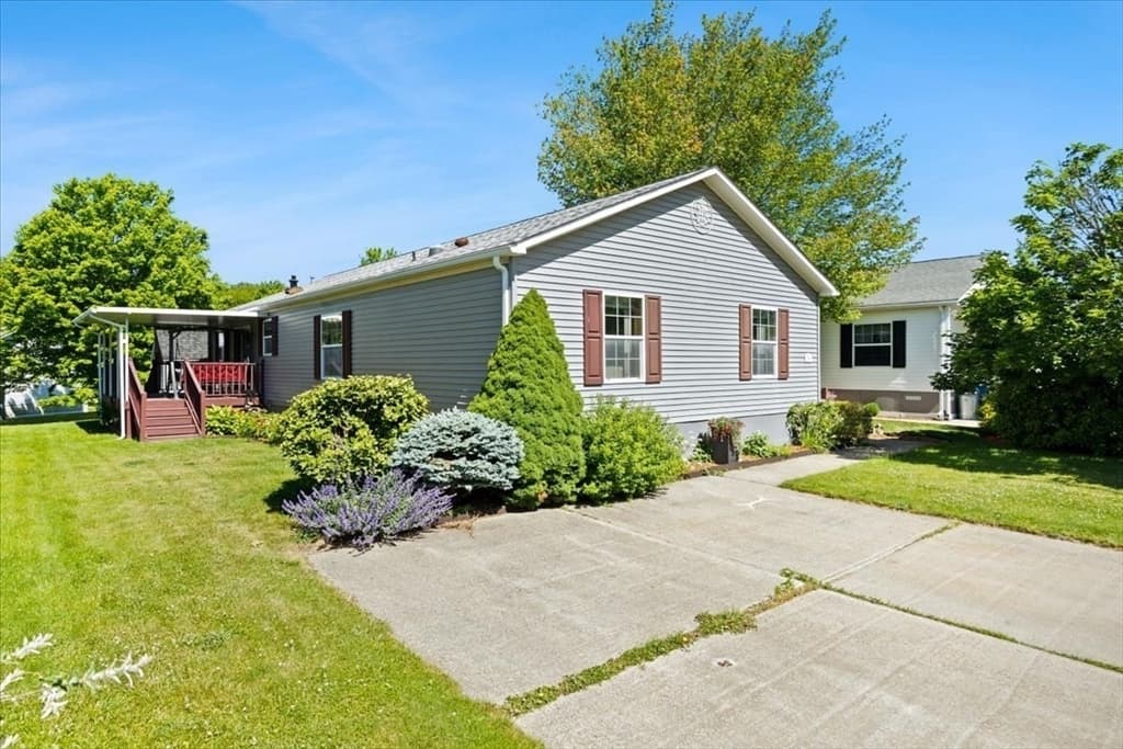59 Robin Dr, Tiverton RI 02878 photo 2