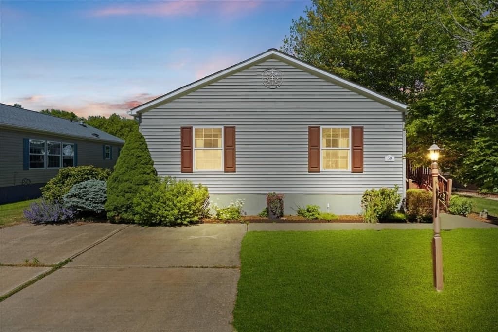 59 Robin Dr, Tiverton RI 02878 photo 3
