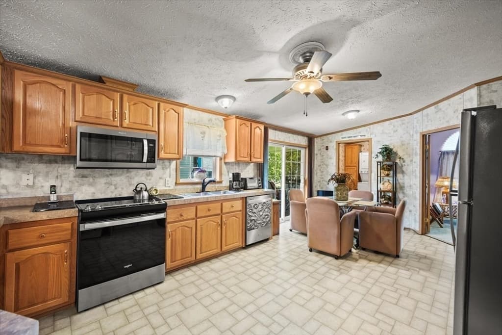 59 Robin Dr, Tiverton RI 02878 photo 9