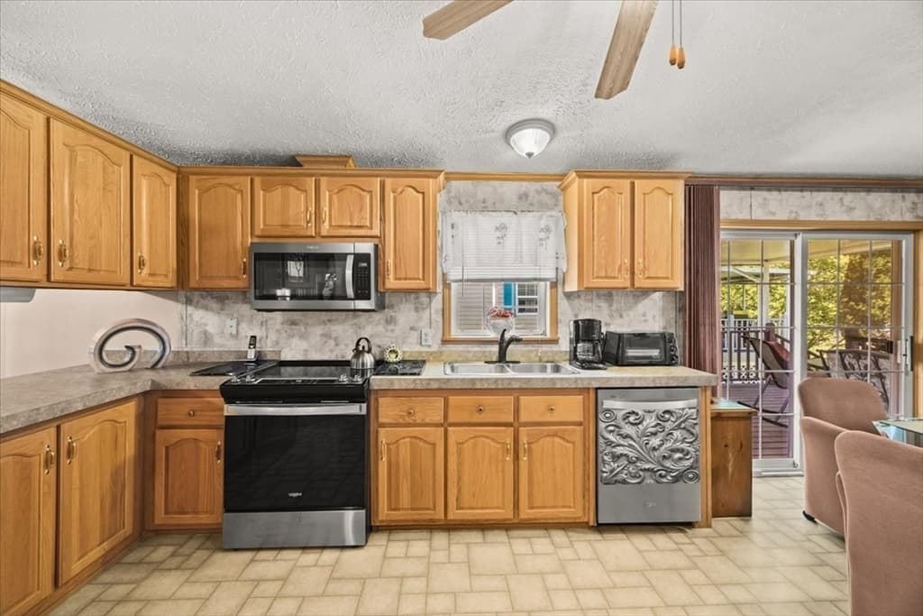 59 Robin Dr, Tiverton RI 02878 photo 11