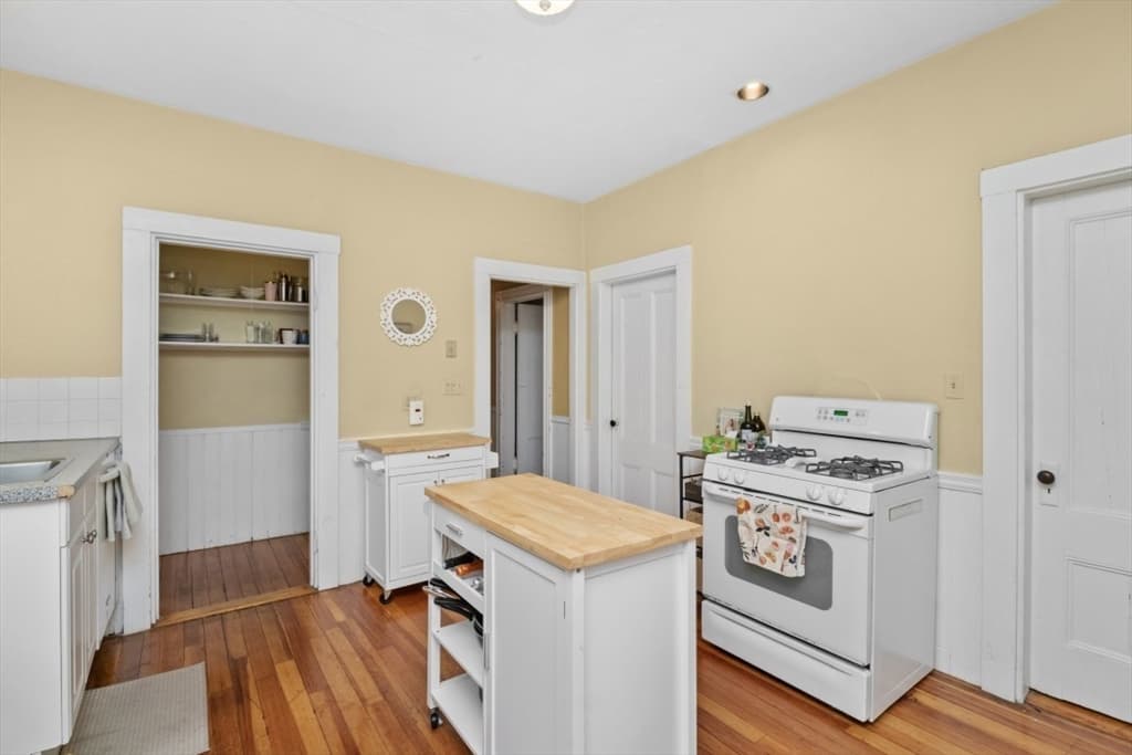3 Family at 725 East 3rd St, Boston MA 02127, Boston, photo 24 of 41